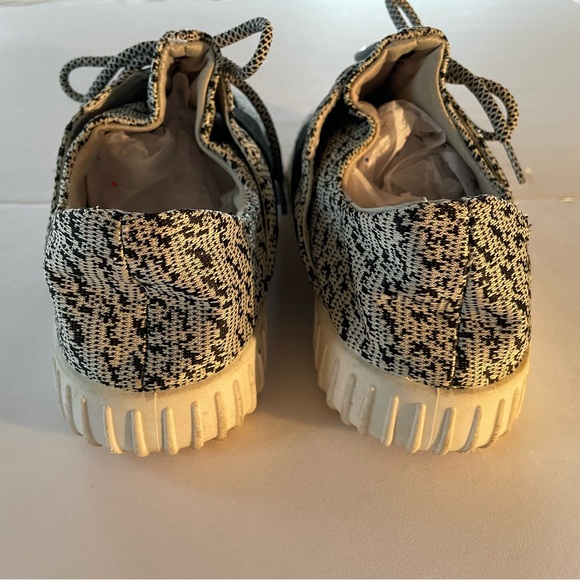 Madden Jettt Size 8.5. Black/ White Sneaker - Picture 6 of 8